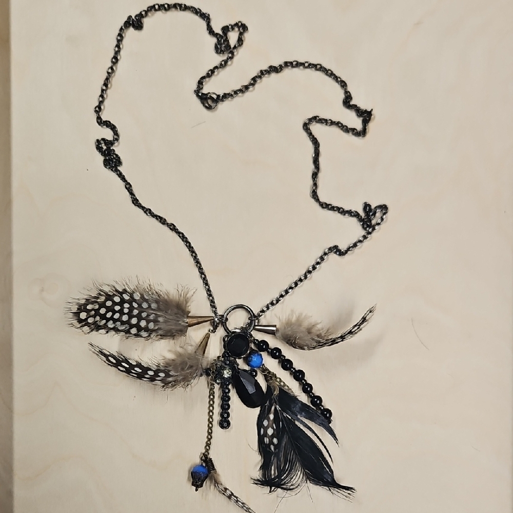 Elegant Feather Pendant Necklace